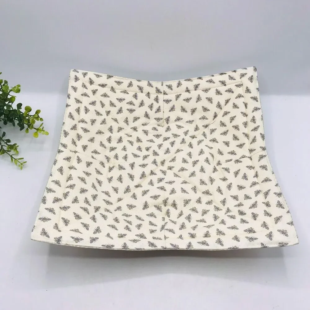 Microwave Dinner Plate Cozy: Reversible, Neutral Bees on Cream Cottage Garden
